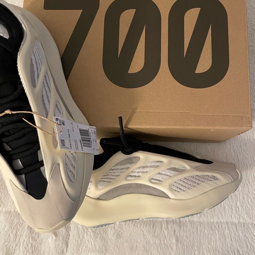 Adidas shoes Yeezy 700